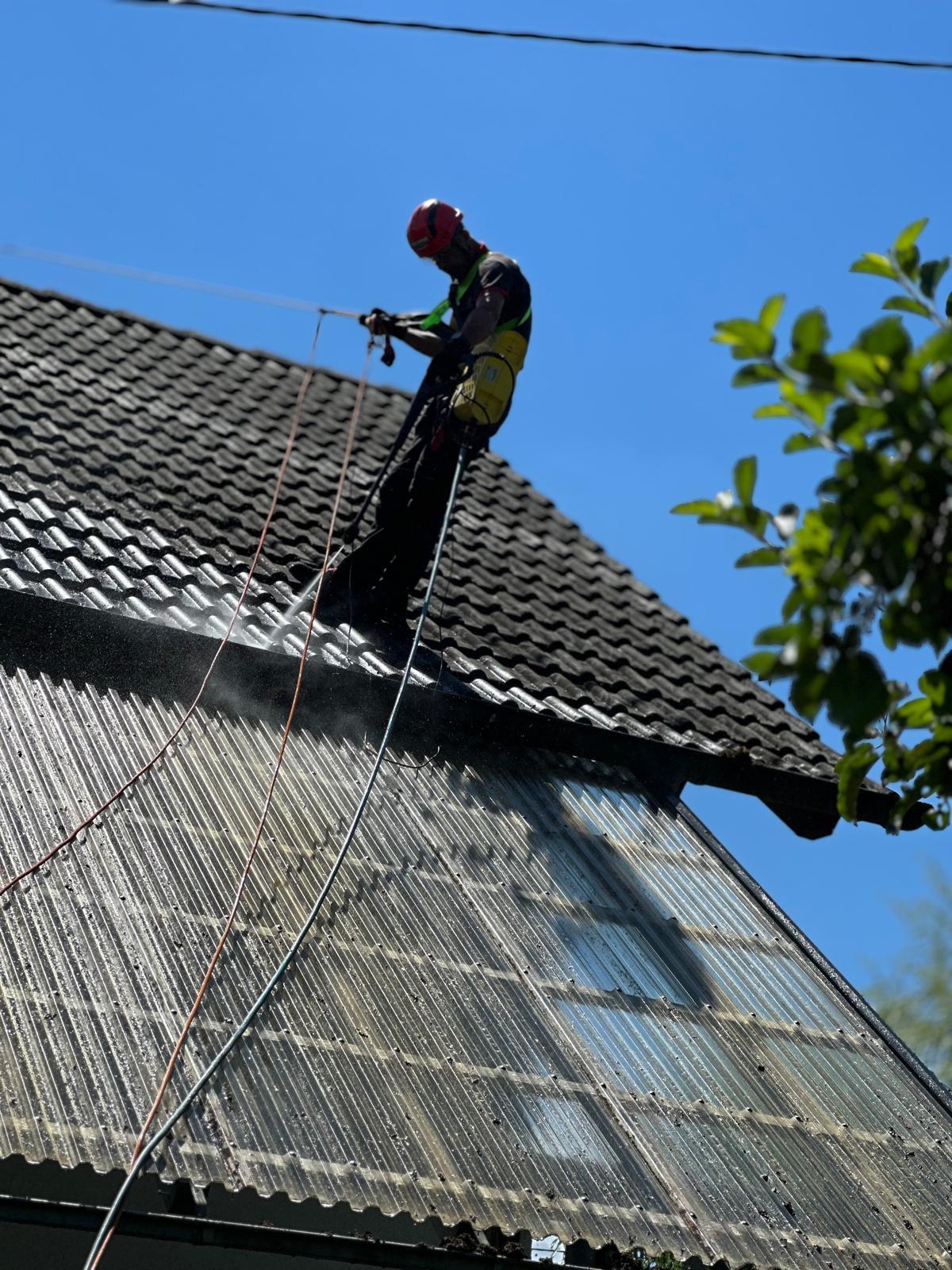 Professionelle Dachreinigung mit Seilsicherung und Hochdruckausrüstung